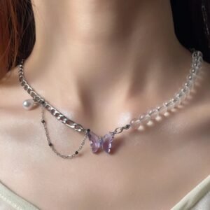 Collar mariposa morada con perlas transparentes