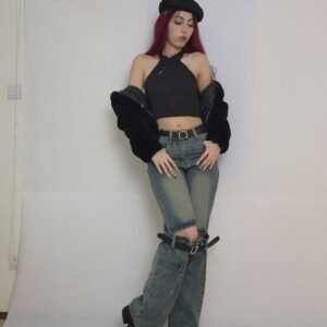 Jean con rodillas abiertas y mini cinturones